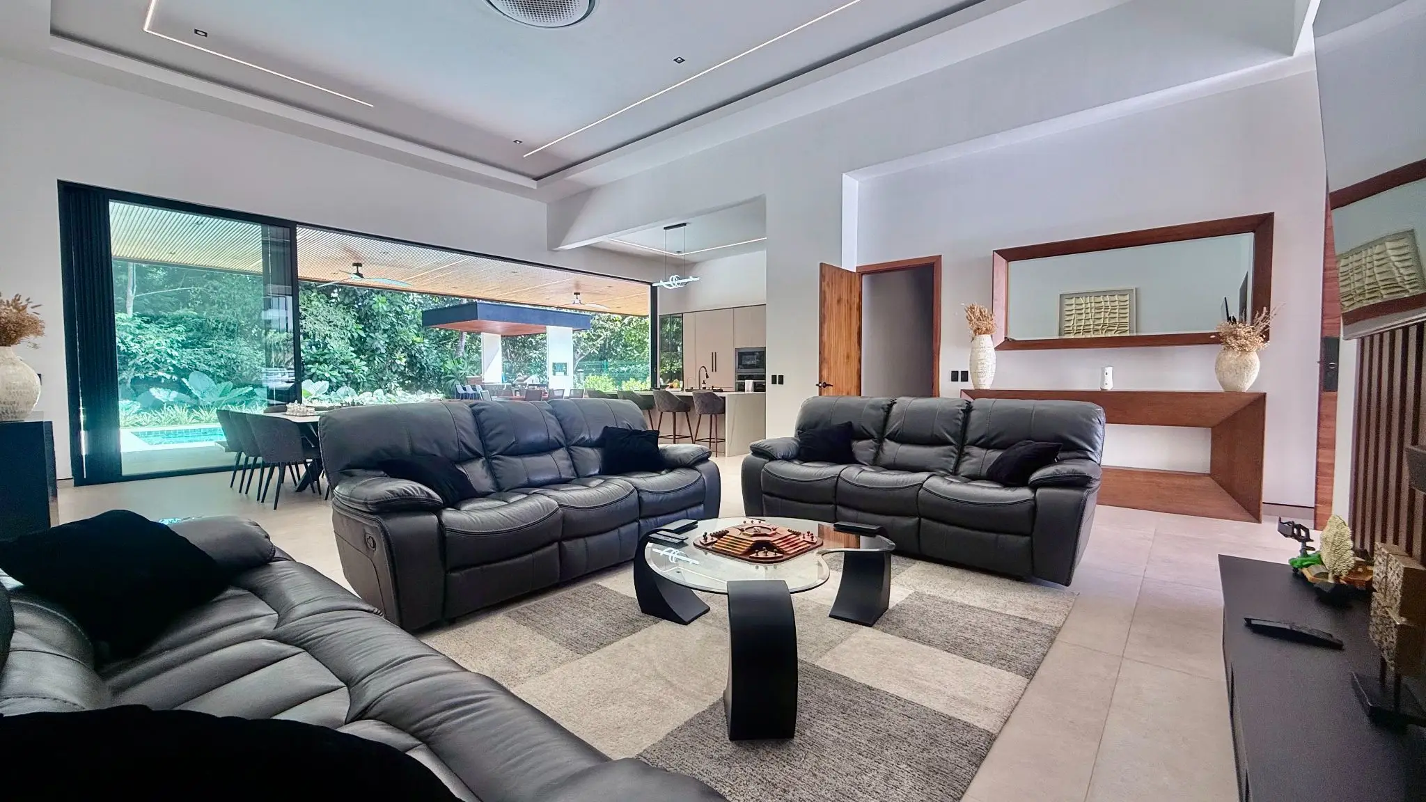 Ultra-Modern 4-Bed Luxury Villa with Pool in Herradura, Costa Rica - image 5