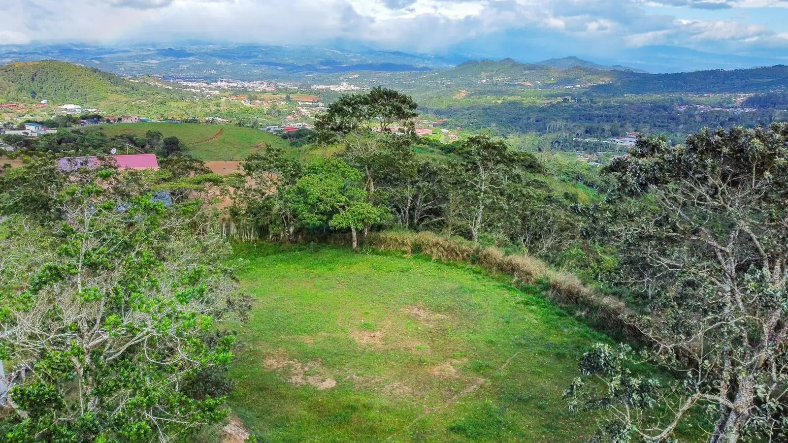 Expansive 2500 sqm Land in Santiago, San Ramón, Costa Rica - image 2