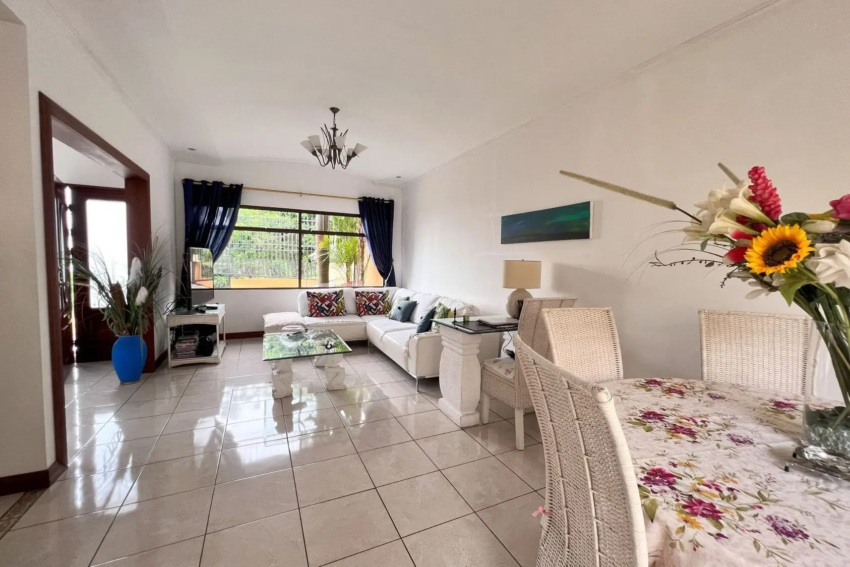 Elegant Two-Story Home with Pool and Panoramic Views in Las Cumbres, Brasil de Mora - image 8