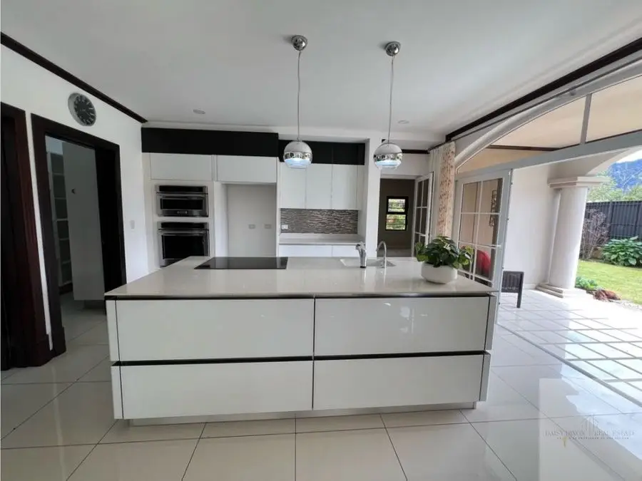 Exquisite Modern 4-BR Luxury Home in Curridabat with Mountain Views - image 9