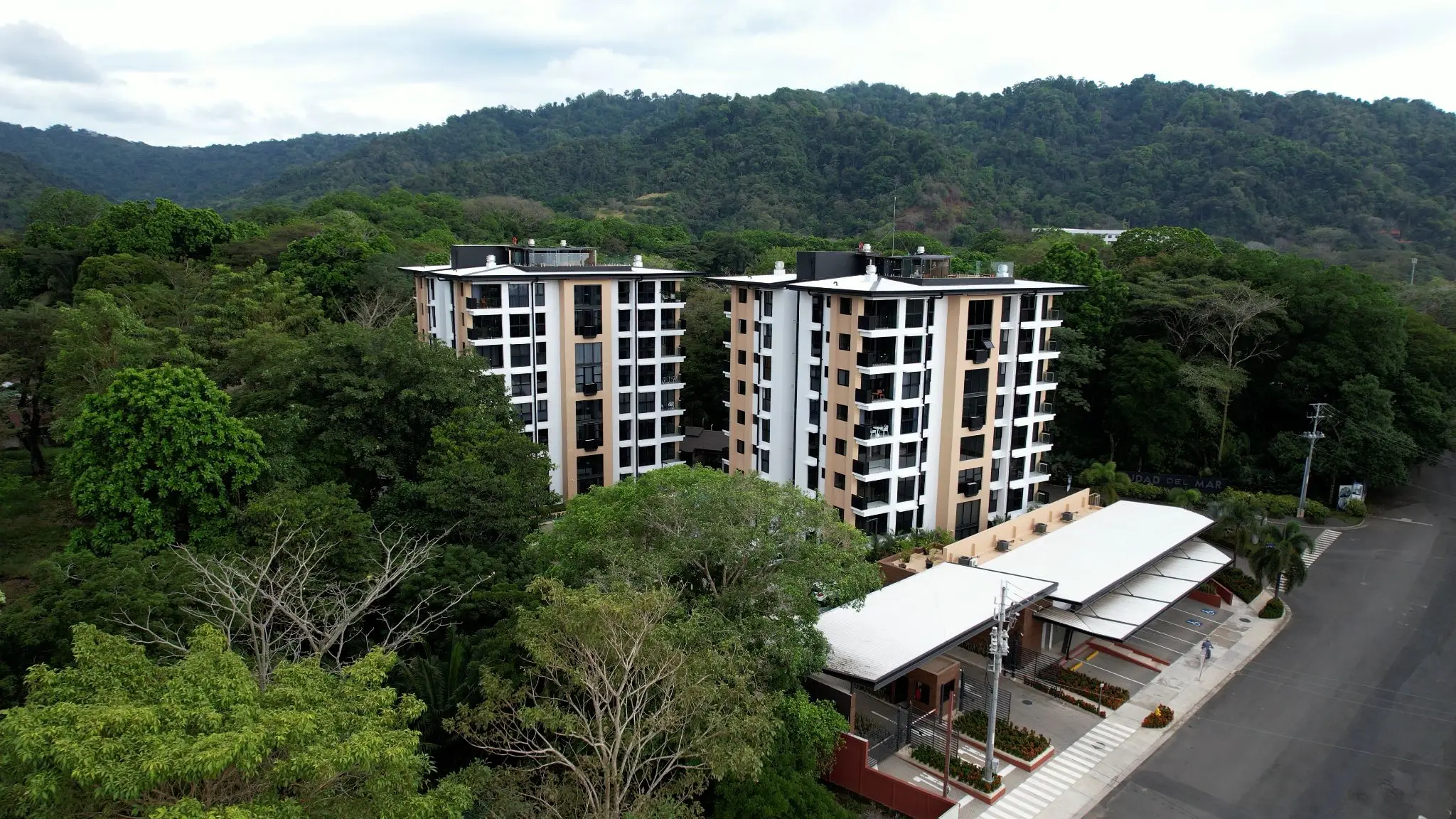 Modern 3-Bedroom Condo in Jacó's  Torres del Mar - image 12