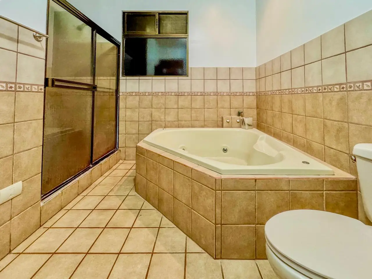 Charming 3-Bed Home with Mountain Views in Grecia, Alajuela - image 11