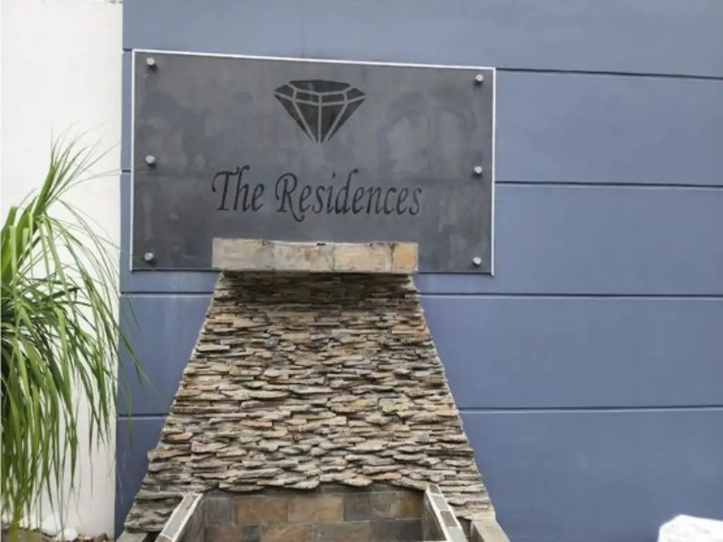 Luxury 3-Bed Penthouse with City Views in Escazú - image 2