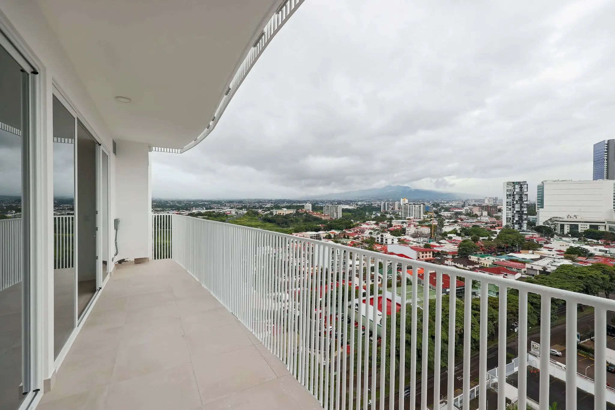 Contemporary City View Apartment in Nunciatura - image 11