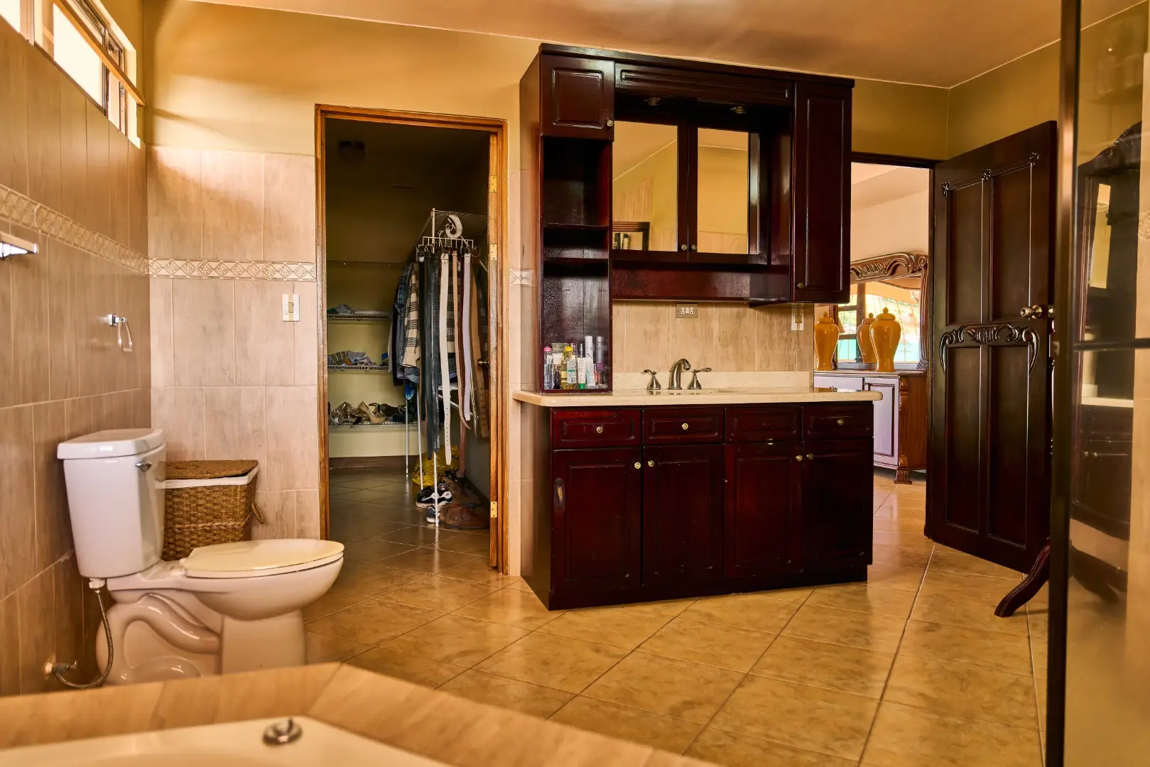 EXCLUSIVE LUXURY HOME WITH SOLAR-HEATED POOL - image 9