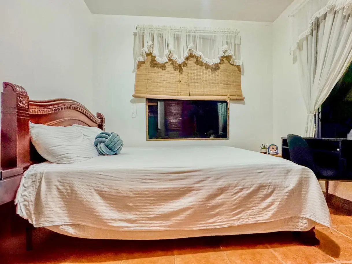 Charming 3-Bed Home with Mountain Views in Grecia, Alajuela - image 6