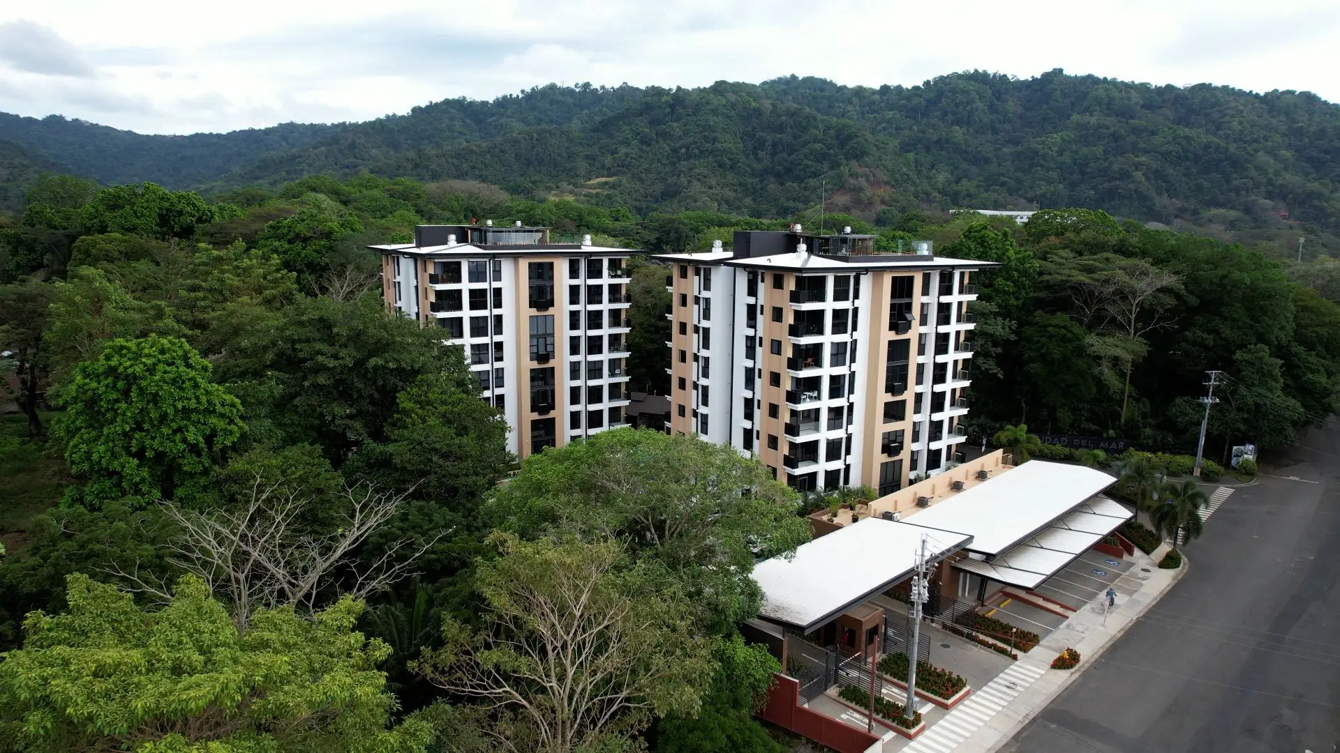 Scenic 2BR/2BA Apartment with Ocean and Mountain Views - image 10