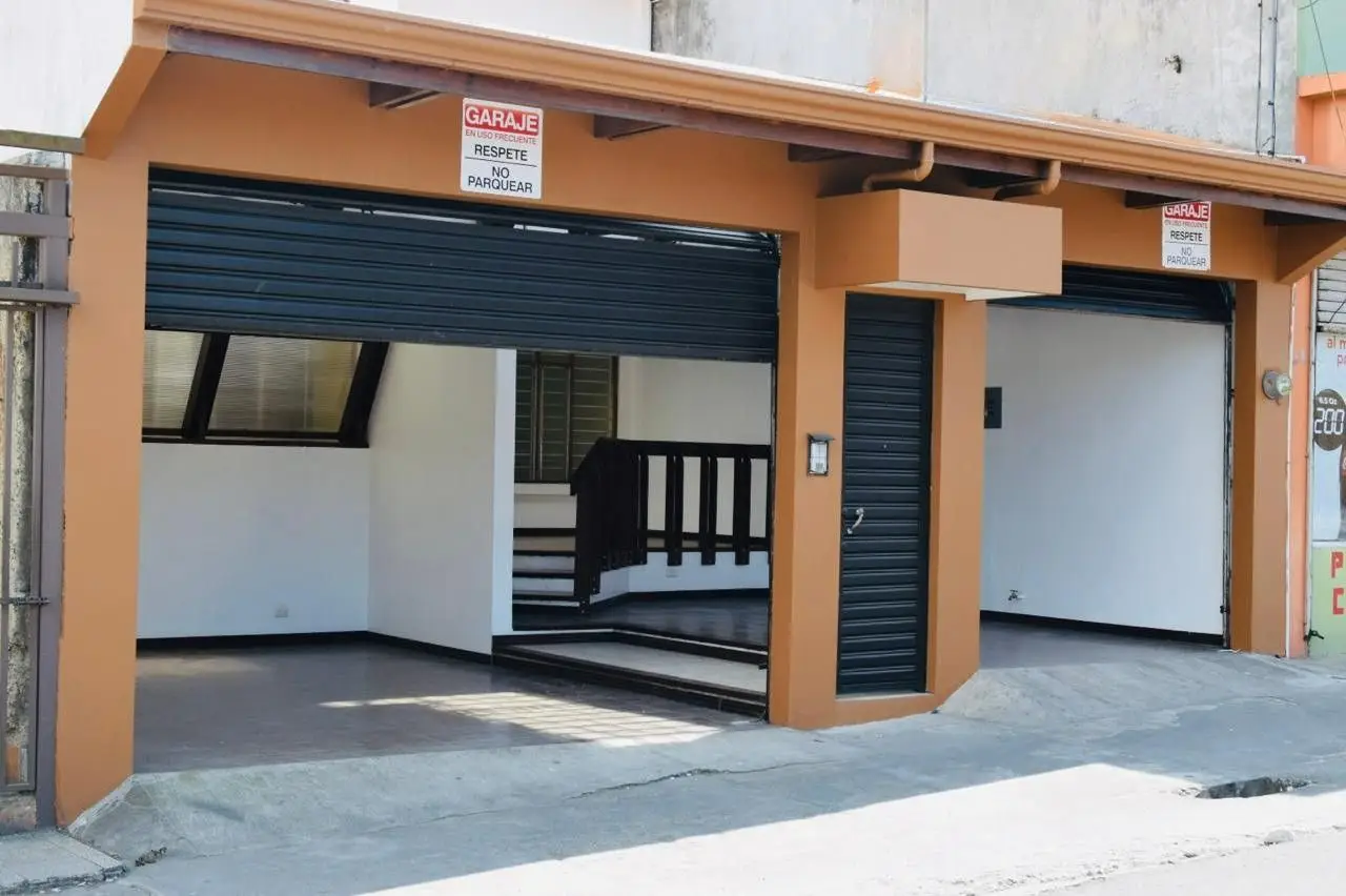 Home for sale in Cartago near the Courthouse - image 3