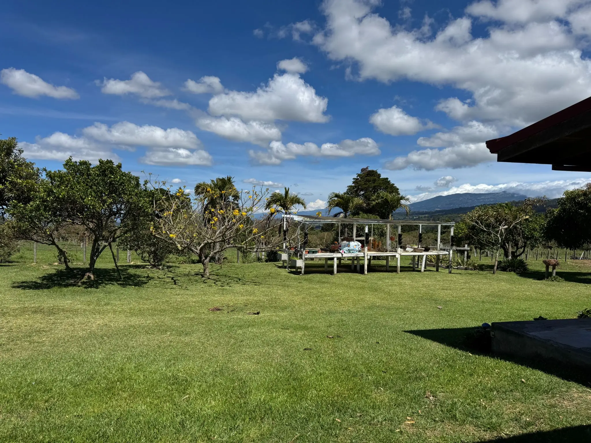 Rent / Versatile Residence with Expansive Grounds and Mountain Views - image 11