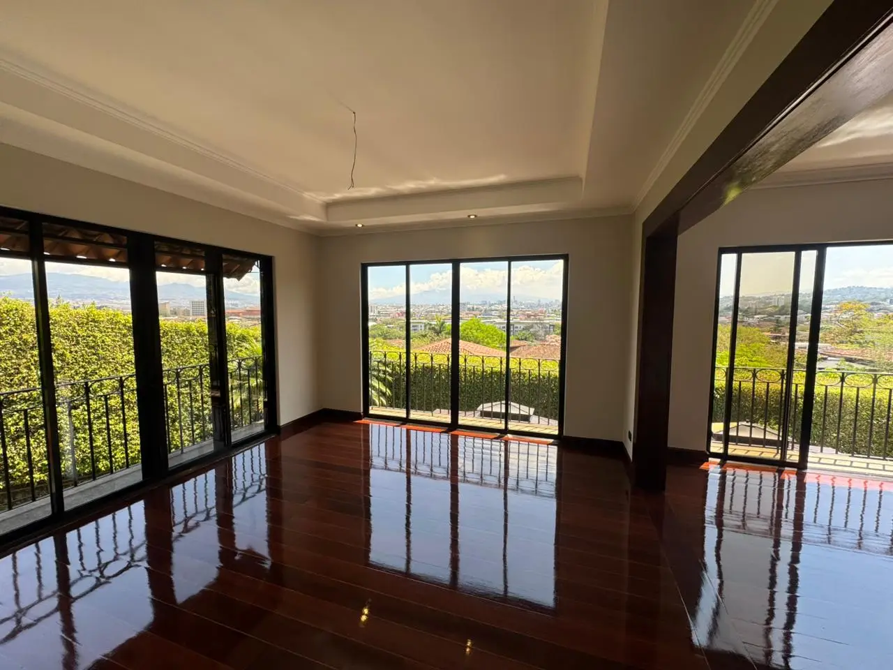 Residencia de Lujo con Vista a la Ciudad en Cerro Alto, Escazú - image 2