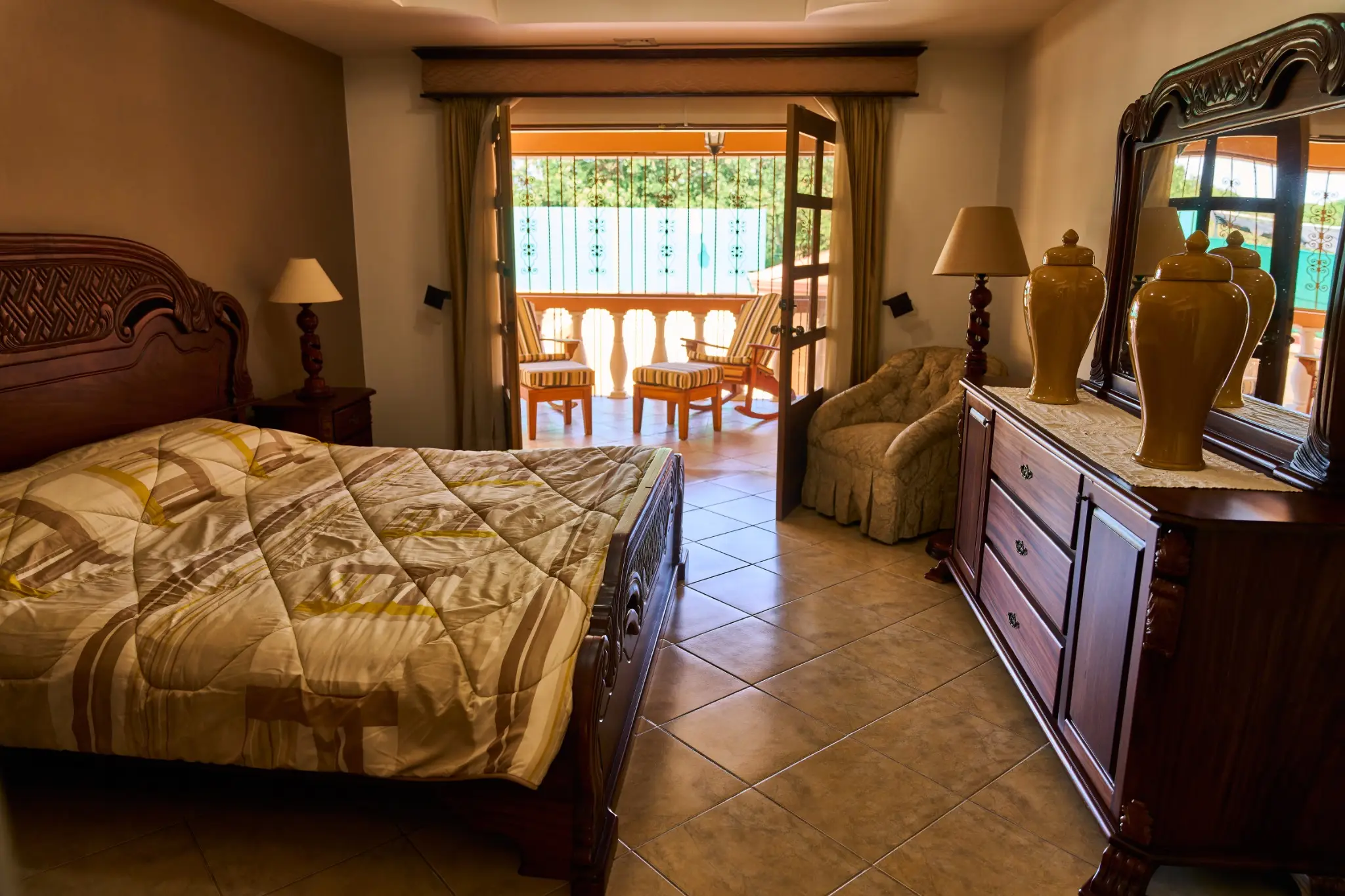 EXCLUSIVE LUXURY HOME WITH SOLAR-HEATED POOL - image 12