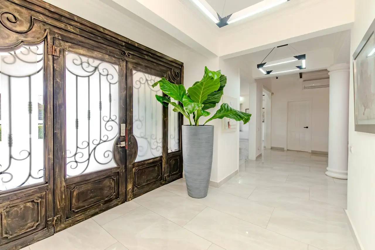 Exquisite Furnished 5-Bedroom Luxury Residence for Rent in Hacienda Los Reyes, La Guácima - image 5