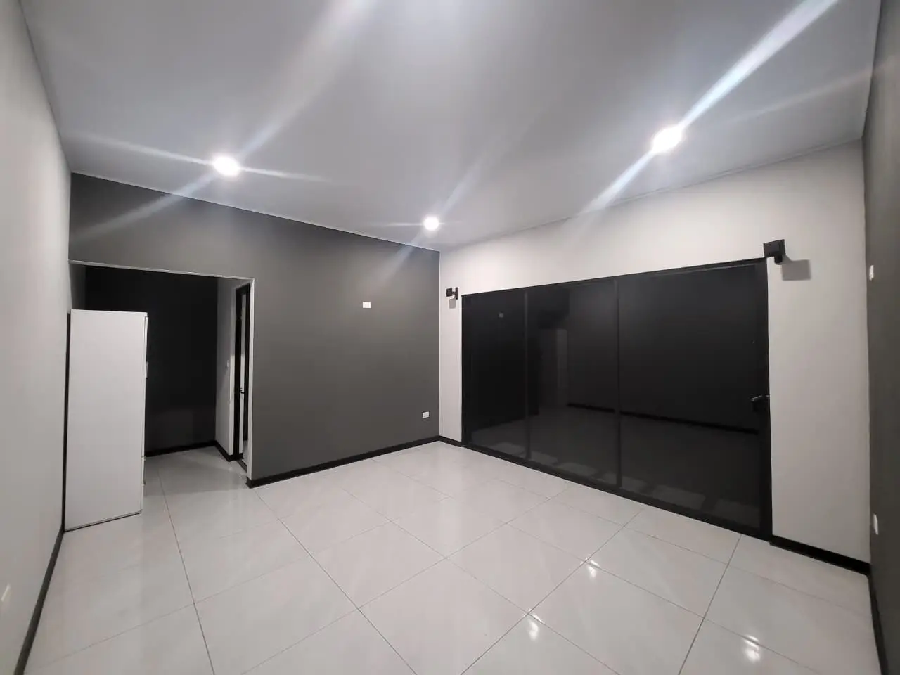 Amplia propiedad en Grecia con dos casas independientes, ideal para familia y renta - image 7