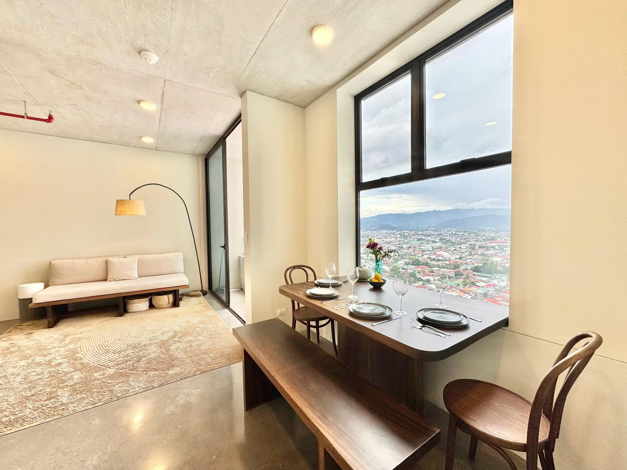 Modern 2-Bedroom Apartment with Panoramic City & Mountain Views in San José - image 3