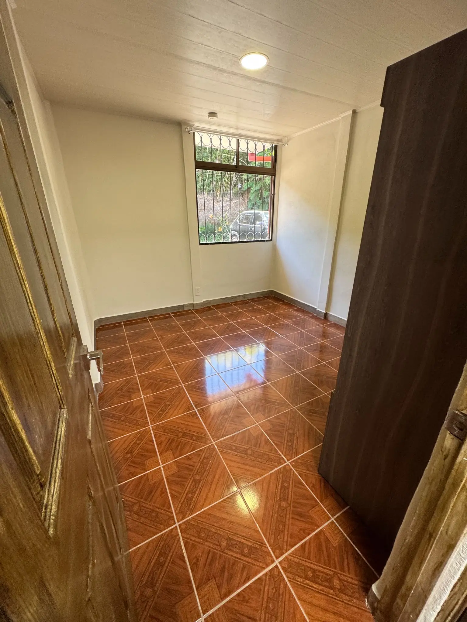 Rent / Versatile Residence with Expansive Grounds and Mountain Views - image 8