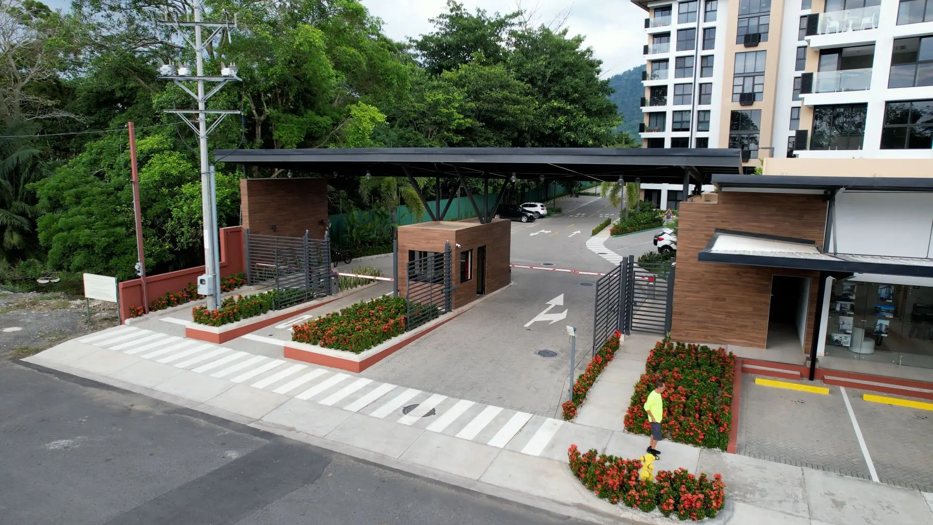 Scenic 2BR/2BA Apartment with Ocean and Mountain Views - image 5