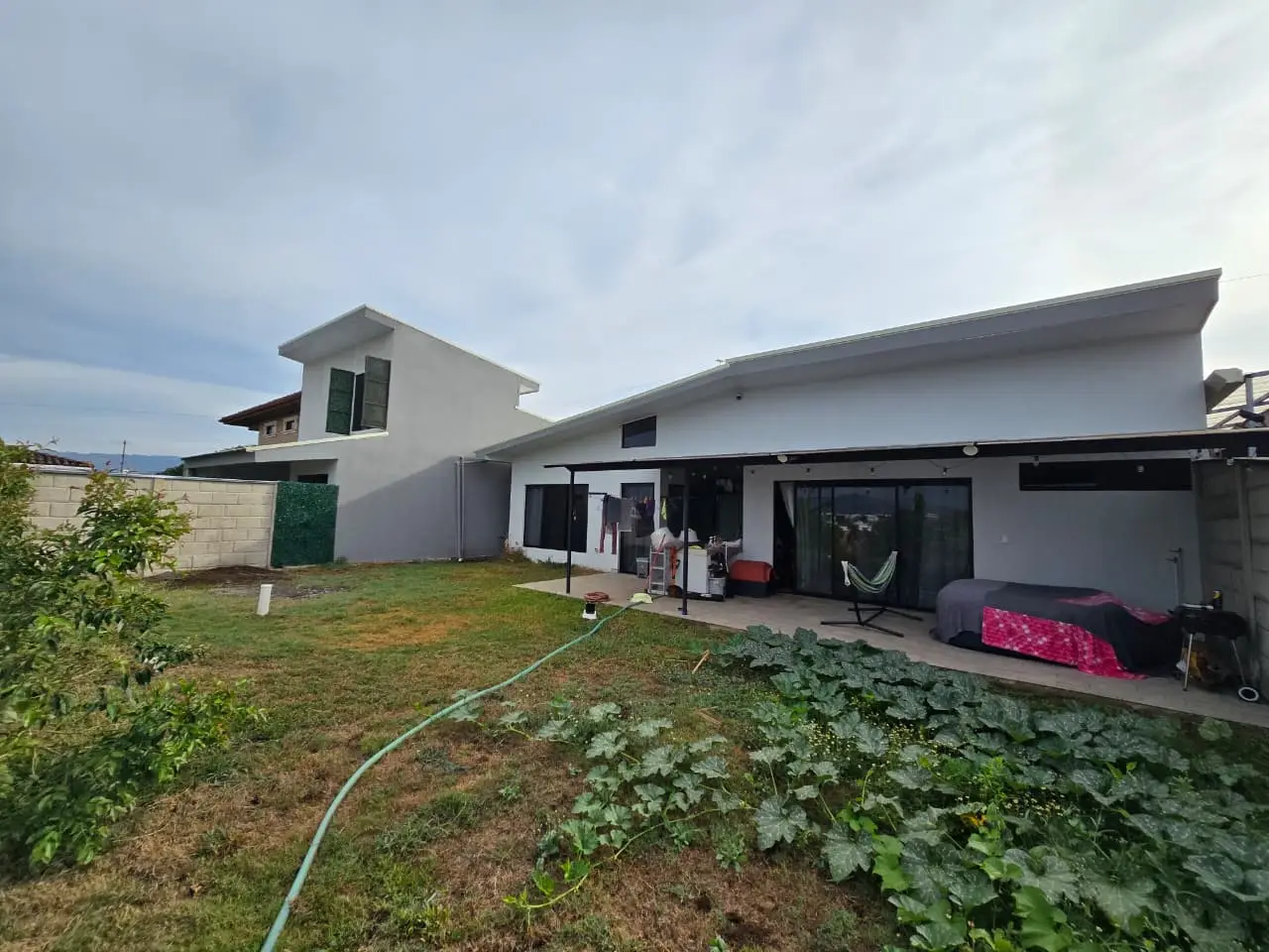 Amplia propiedad en Grecia con dos casas independientes, ideal para familia y renta - image 8
