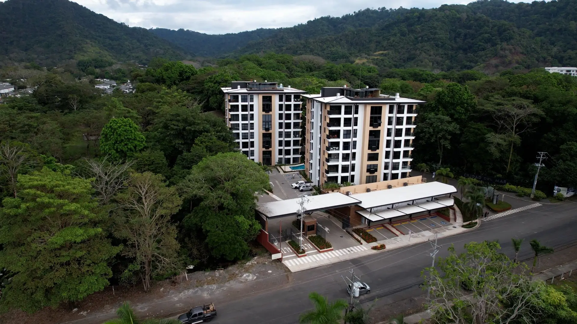 Scenic 2BR/2BA Apartment with Ocean and Mountain Views - image 7