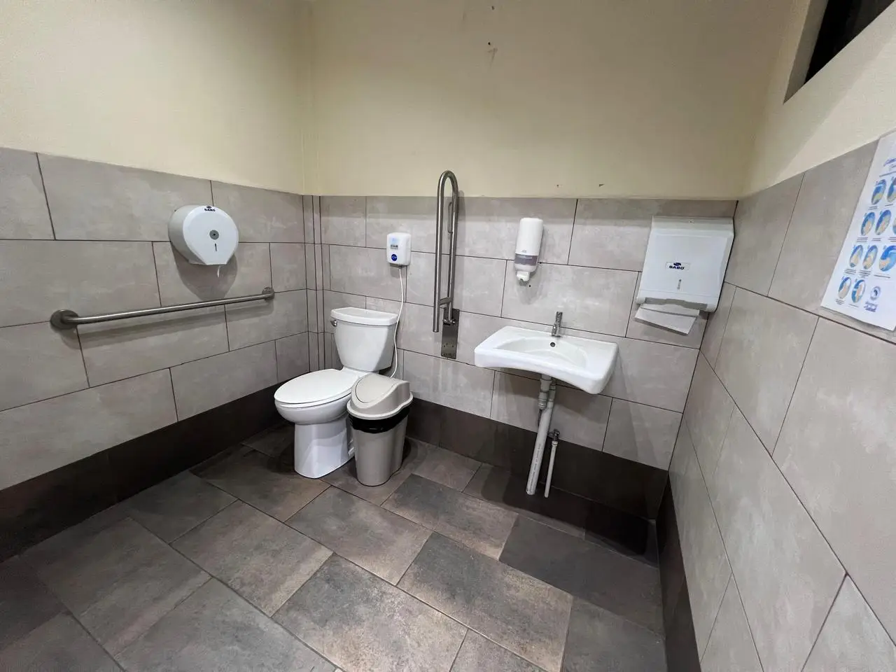 Renovated building ideal for commercial or institutional use - image 7