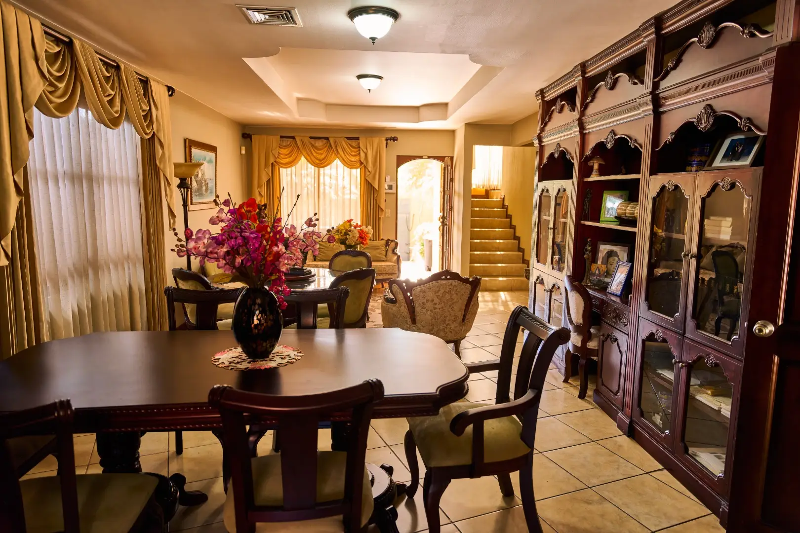 EXCLUSIVE LUXURY HOME WITH SOLAR-HEATED POOL - image 4