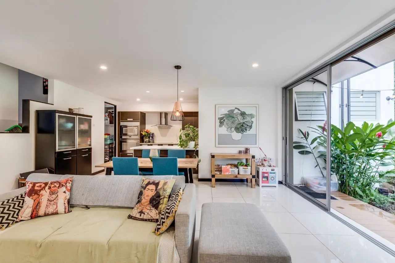 Contemporary house of three floors in prime location in Santa Ana - image 2