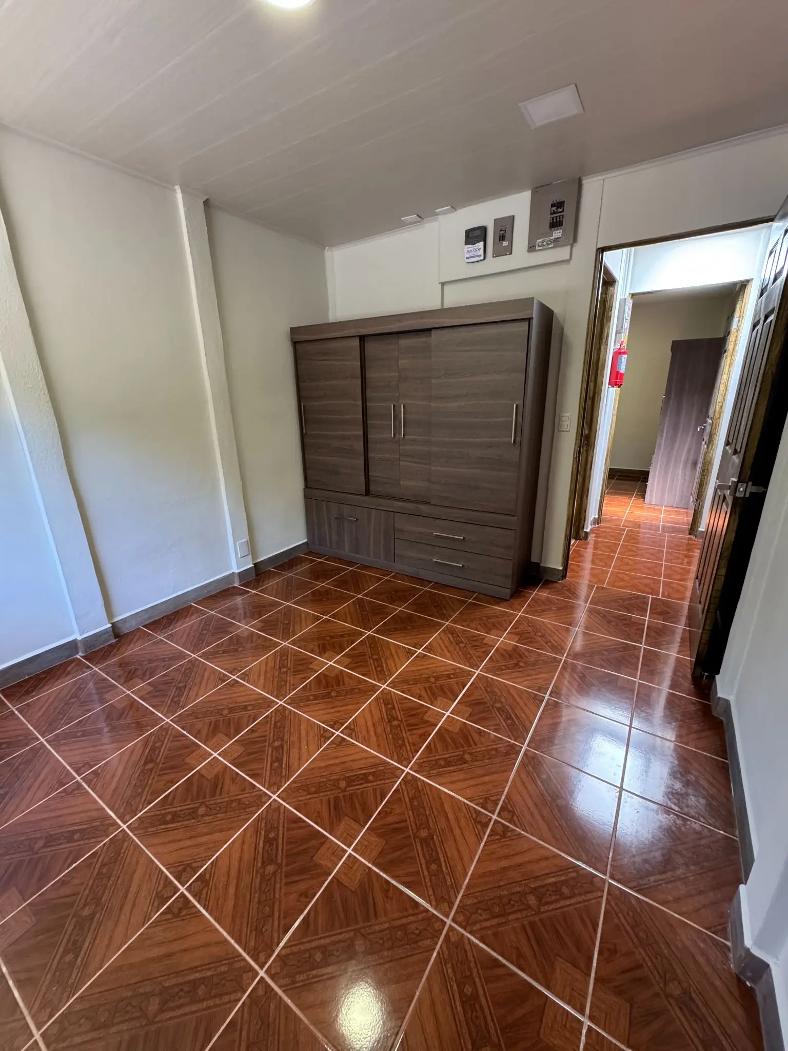 Rent / Versatile Residence with Expansive Grounds and Mountain Views - image 9