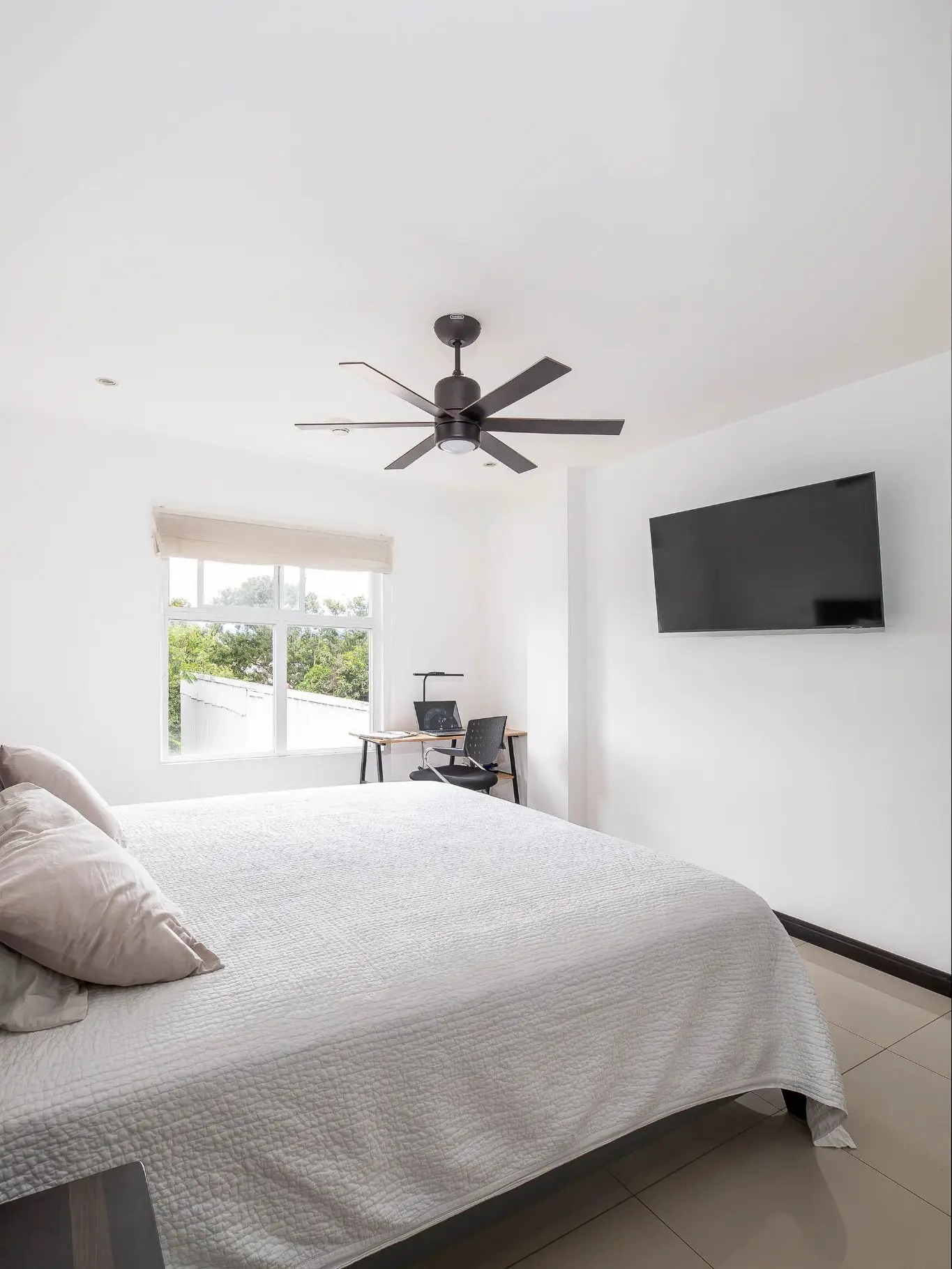Contemporary 2-Bed Apartment in Santa Ana - image 9