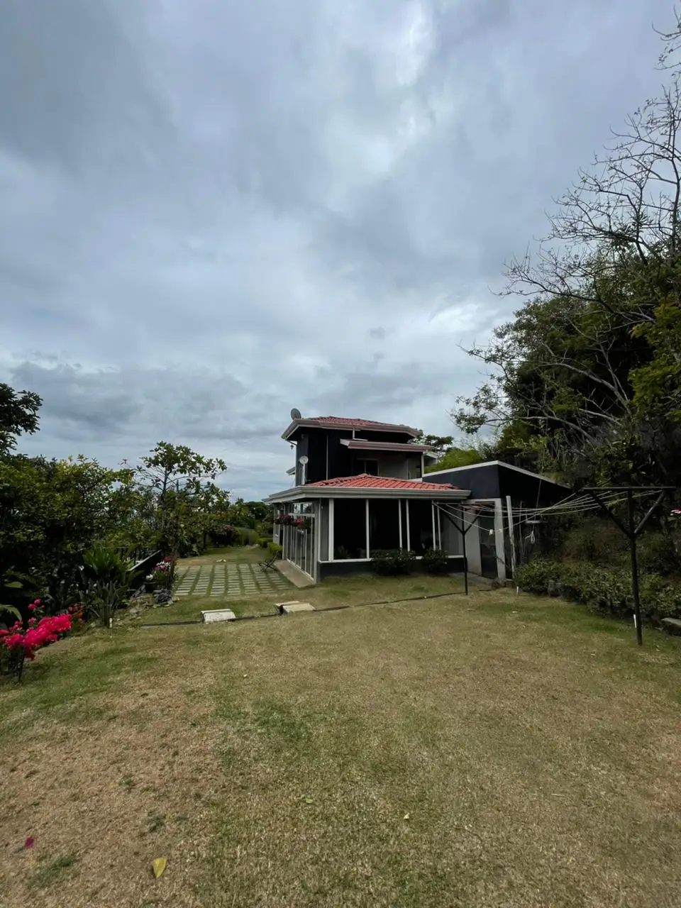 Stunning 3-Bed Modern Home with Expansive Gardens in Grecia, Costa Rica - image 2