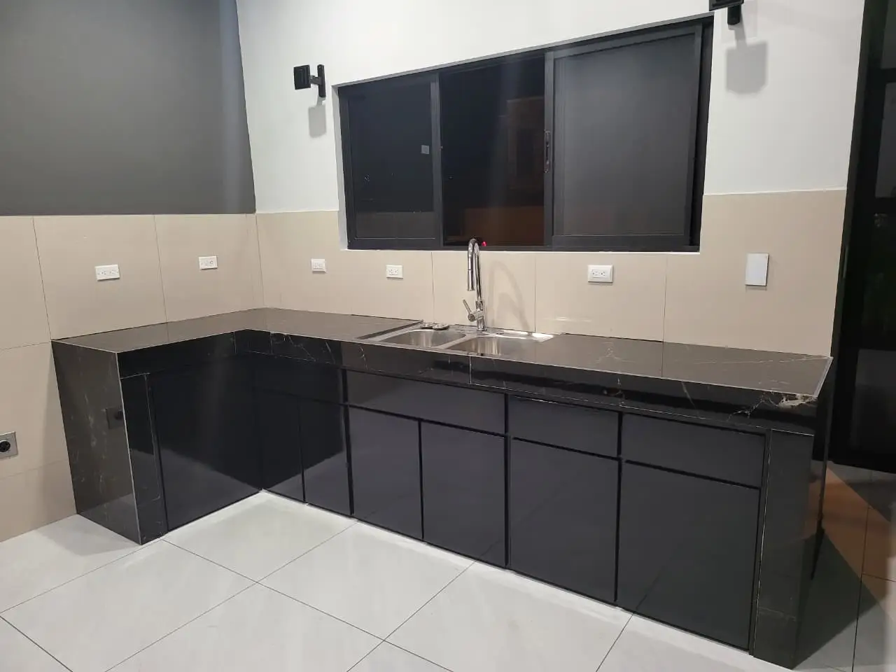 Amplia propiedad en Grecia con dos casas independientes, ideal para familia y renta - image 13