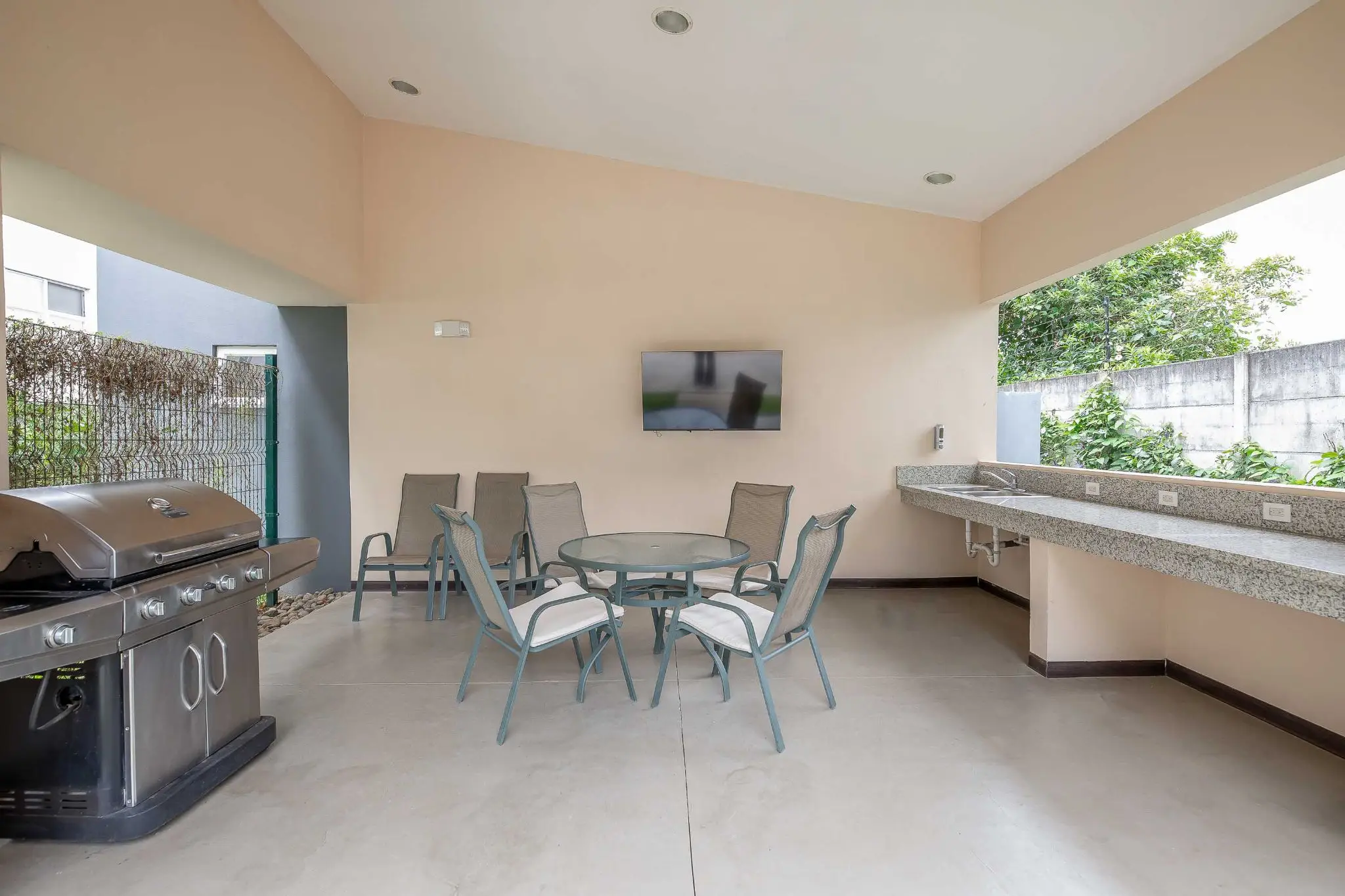Contemporary 2-Bed Apartment in Santa Ana - image 11