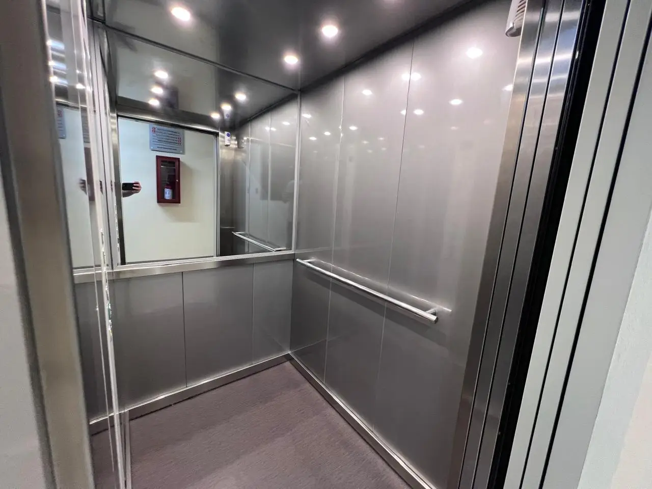 Renovated building ideal for commercial or institutional use - image 6