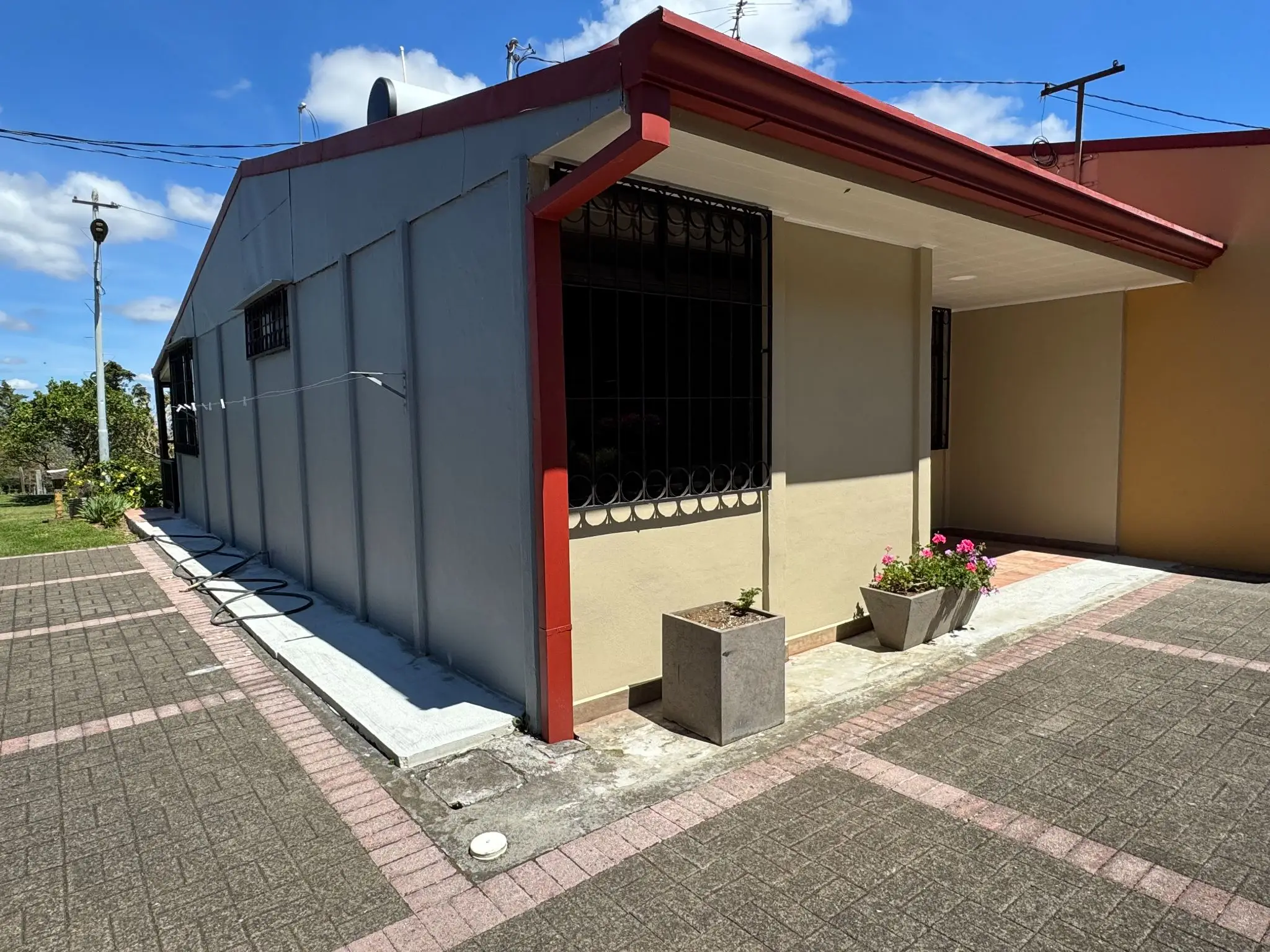 Rent / Versatile Residence with Expansive Grounds and Mountain Views - image 5