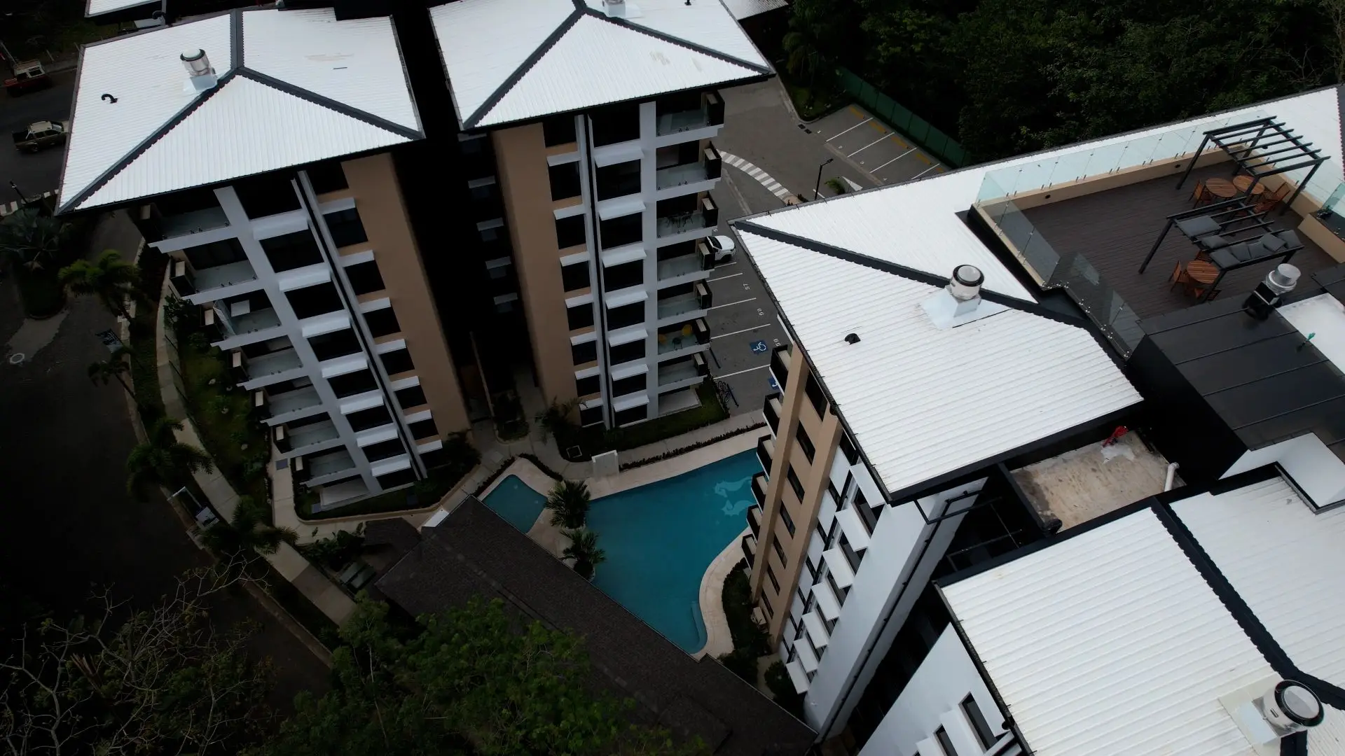 Scenic 2BR/2BA Apartment with Ocean and Mountain Views - image 15