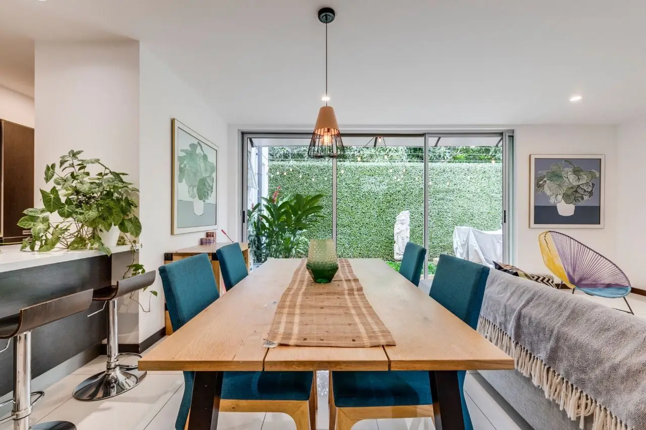 Contemporary house of three floors in prime location in Santa Ana - image 4