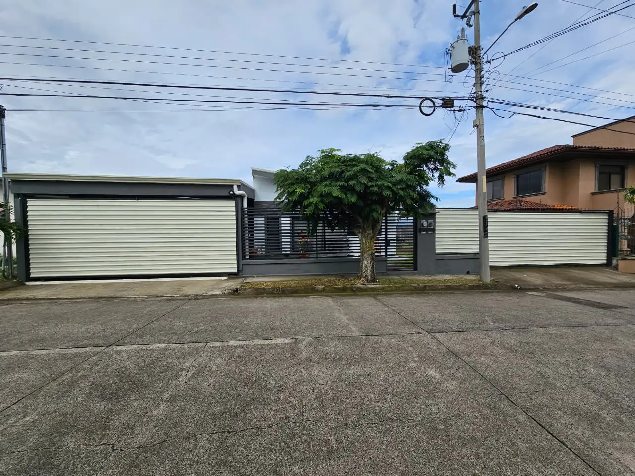 Amplia propiedad en Grecia con dos casas independientes, ideal para familia y renta - image 15