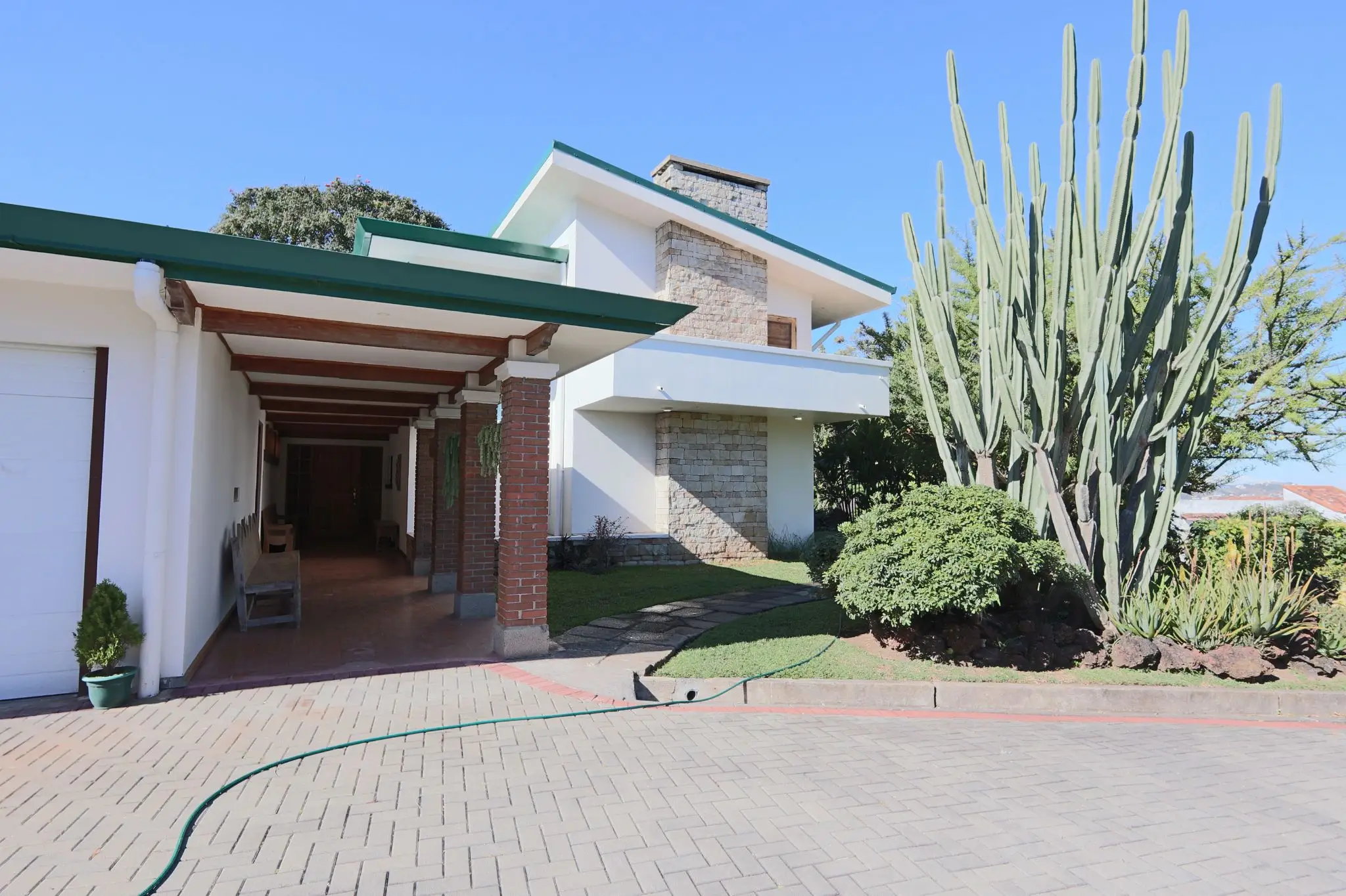 Luxurious 4-Bed Costa Rica Estate for Rent with Pool & Panoramic Views - image 2