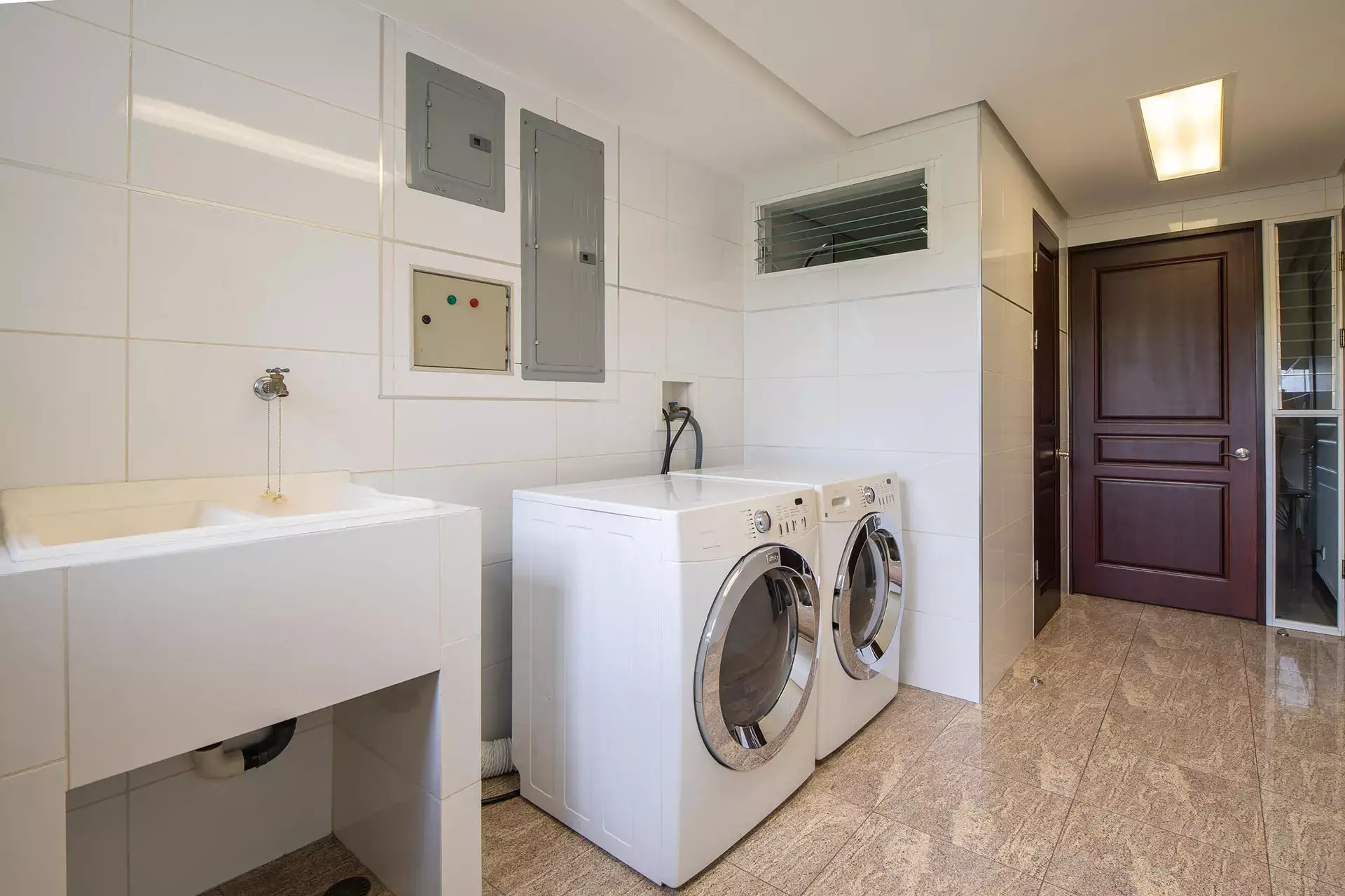 Luxury European 3 Bedroom Apartment in Laureles, Escazu - image 8