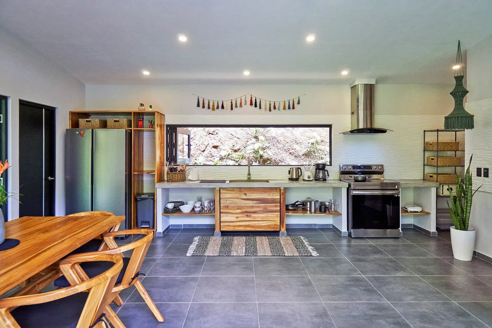 Tropical Villa in Santa Teresa, Steps from the Beach, with Additional Lot for Future Development - image 6