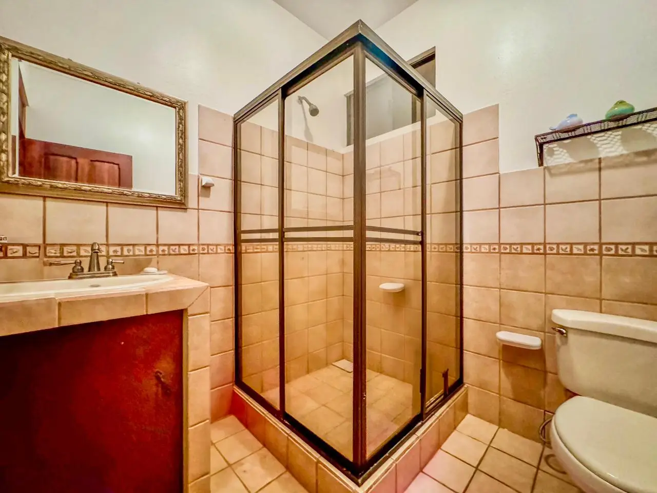 Charming 3-Bed Home with Mountain Views in Grecia, Alajuela - image 7