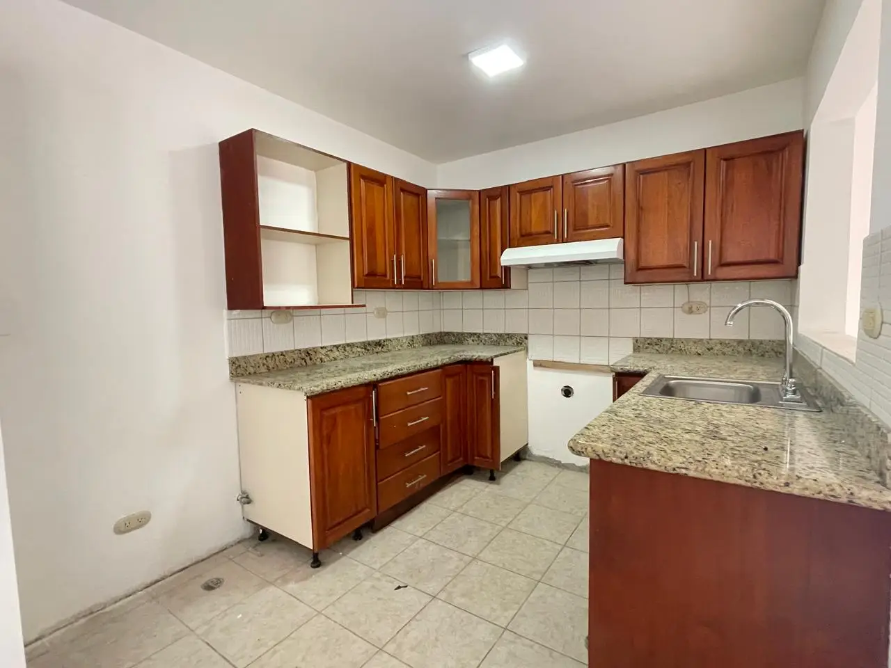 Colonial-Style Home in Secure Gated Community – For Sale or Rent - image 2