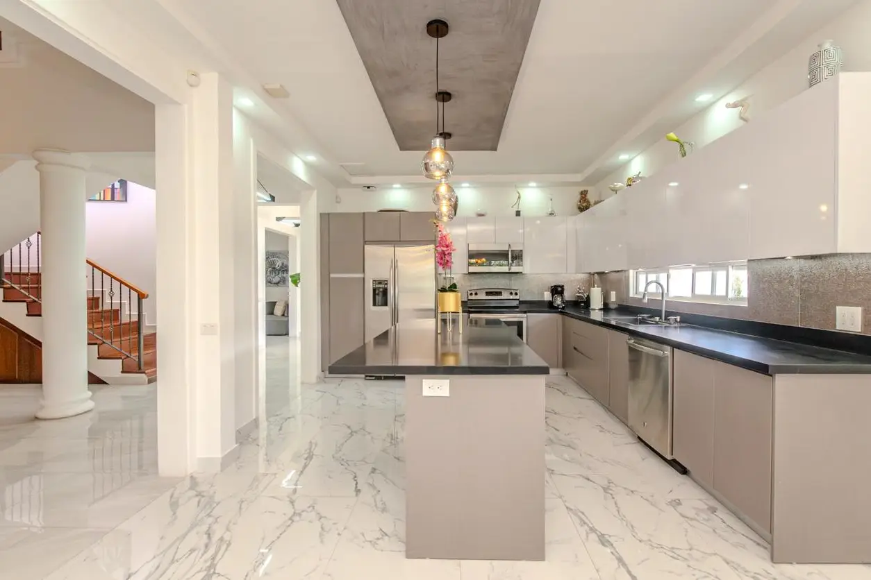 Exquisite Furnished 5-Bedroom Luxury Residence for Rent in Hacienda Los Reyes, La Guácima - image 2