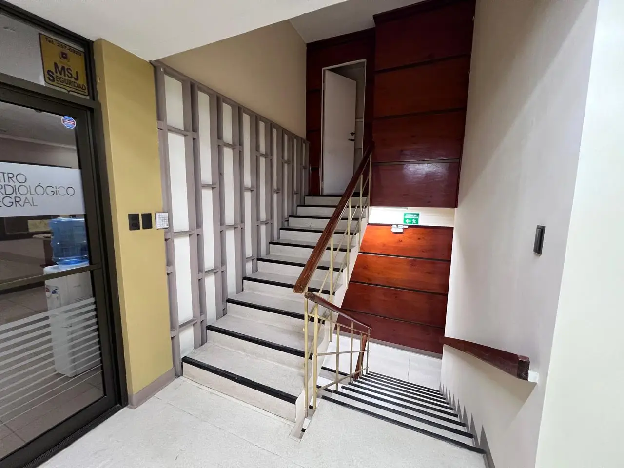 Renovated building ideal for commercial or institutional use - image 5