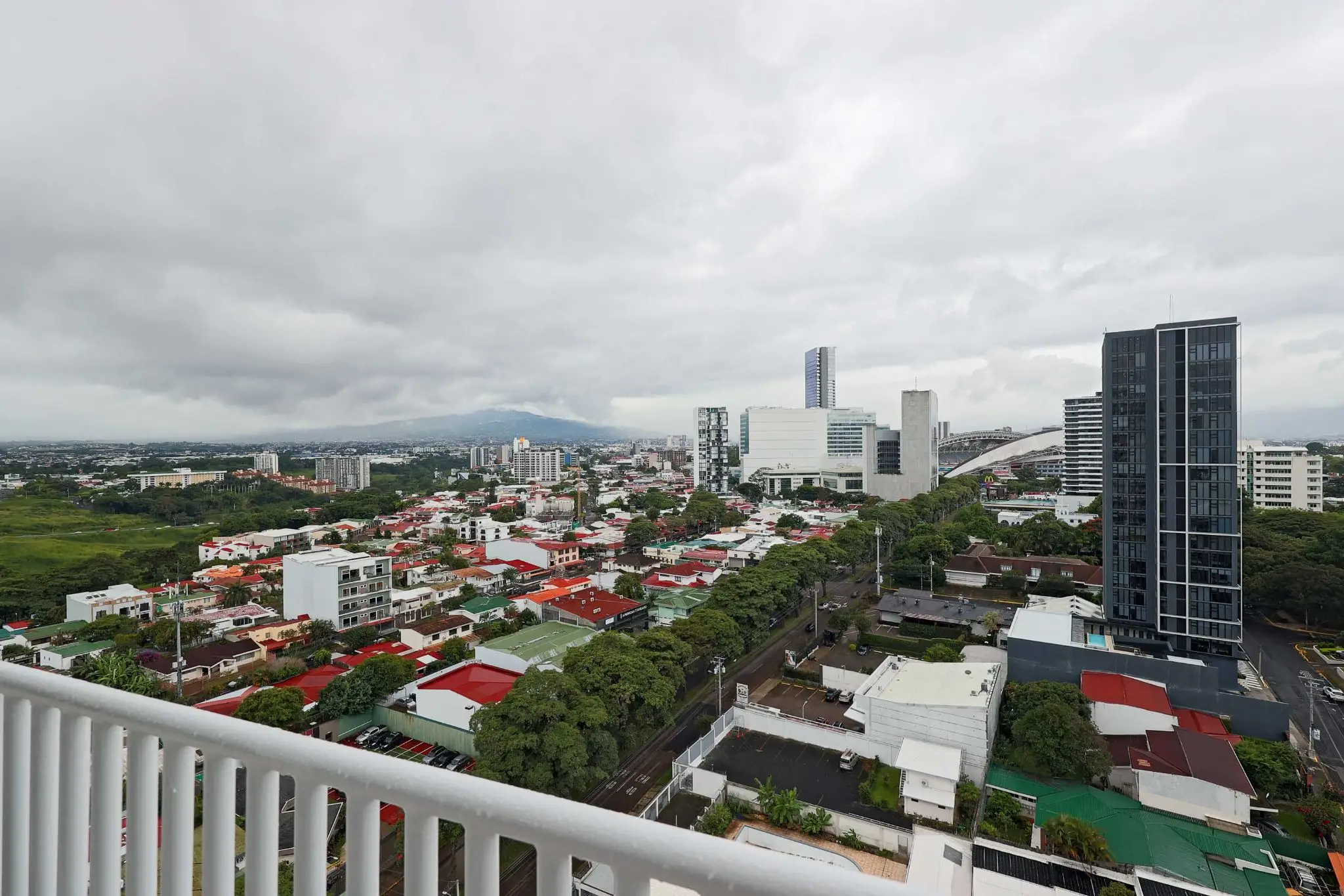 Contemporary City View Apartment in Nunciatura - image 4