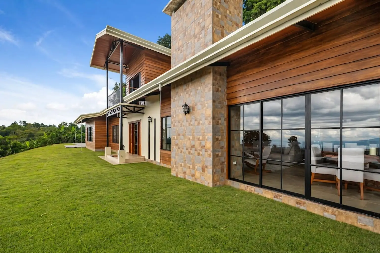 Exquisite Mountain View Hillside Retreat in Costa Rica with Panoramic Views - image 2