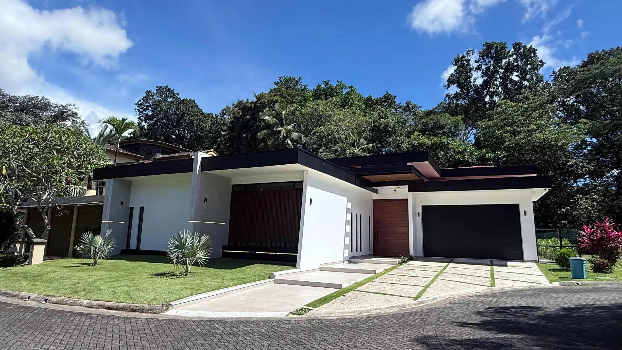 Ultra-Modern 4-Bed Luxury Villa with Pool in Herradura, Costa Rica - image 2