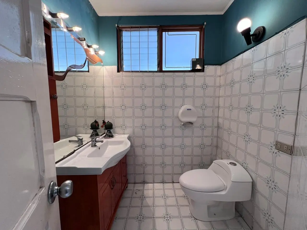 Spacious 5-Bedroom House in Rohrmoser, San José - image 6