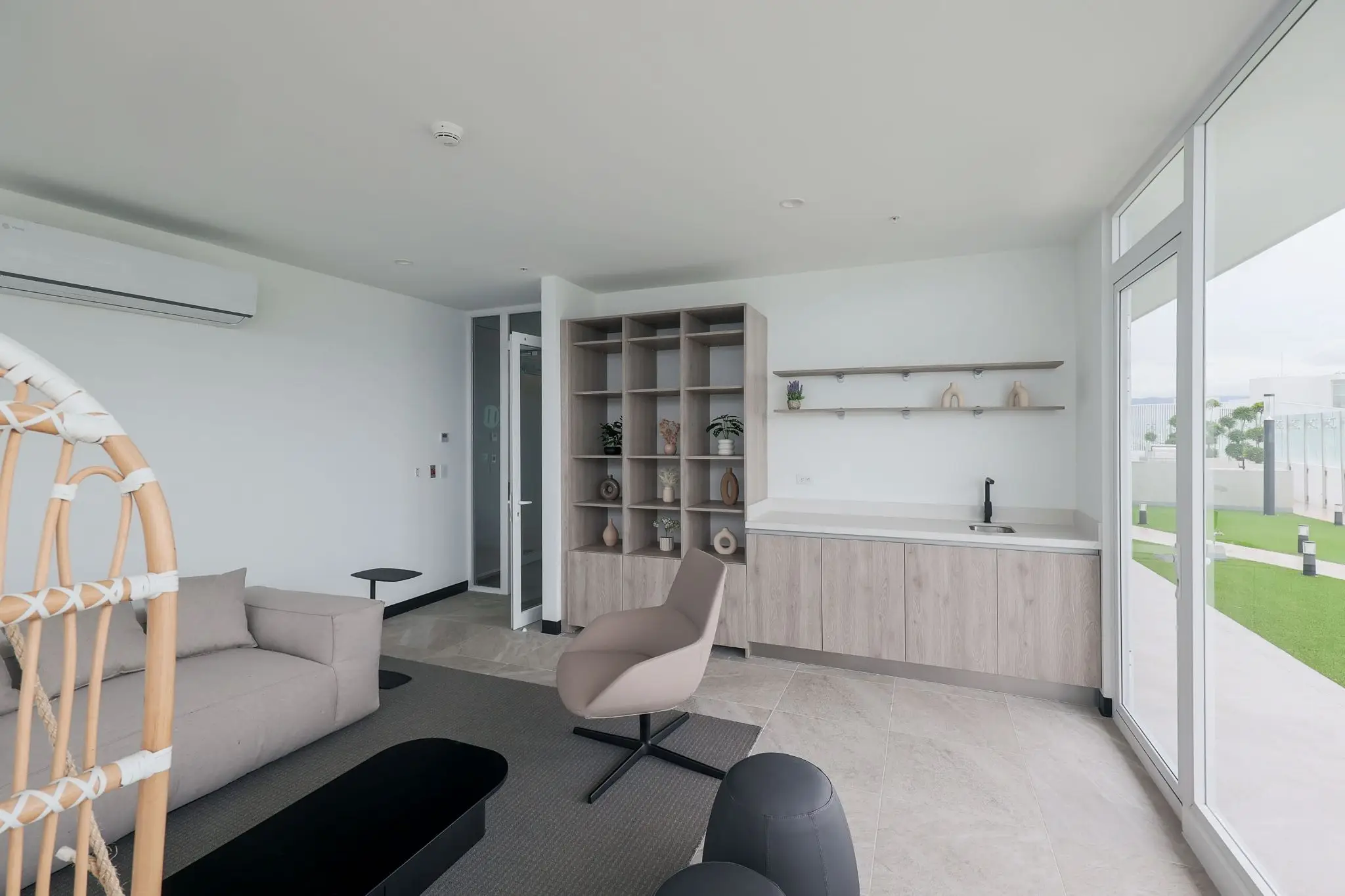Contemporary City View Apartment in Nunciatura - image 3