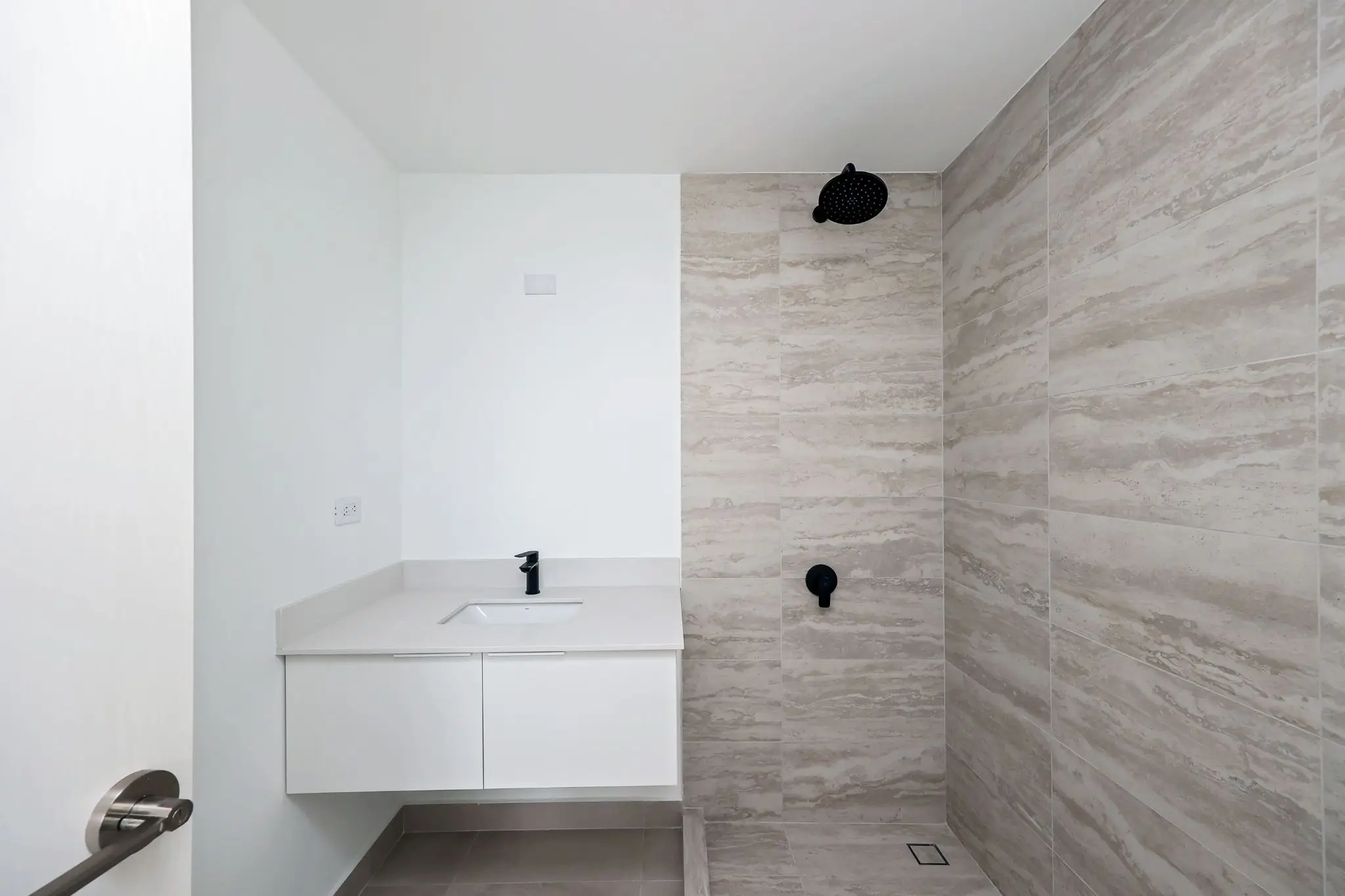 Contemporary City View Apartment in Nunciatura - image 8
