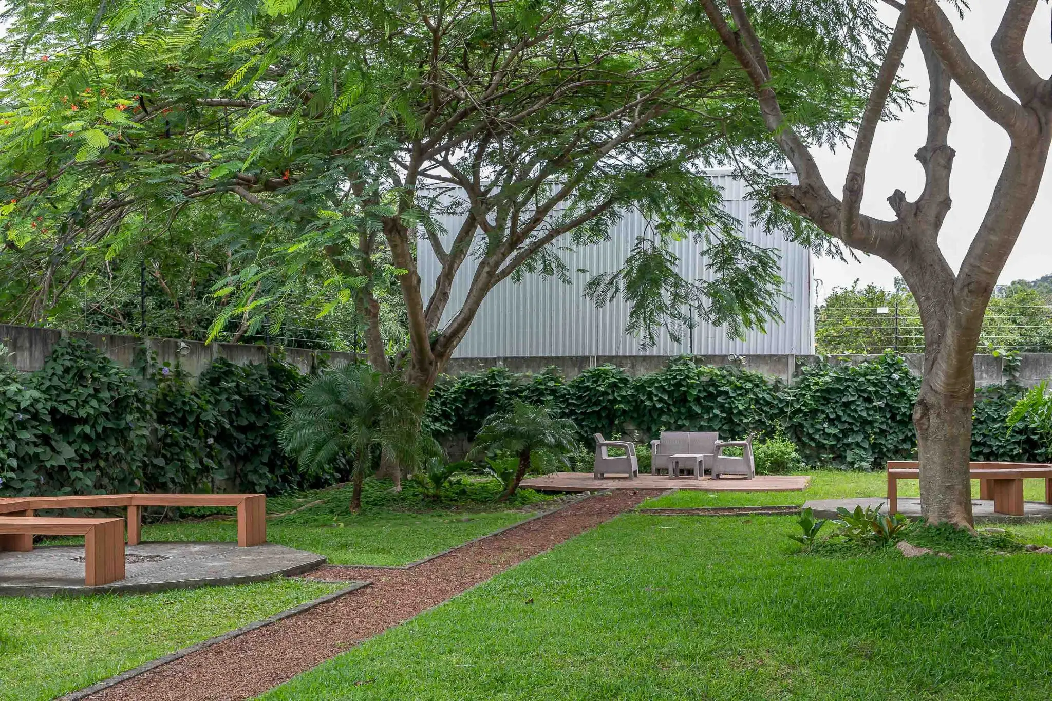 Contemporary 2-Bed Apartment in Santa Ana - image 13