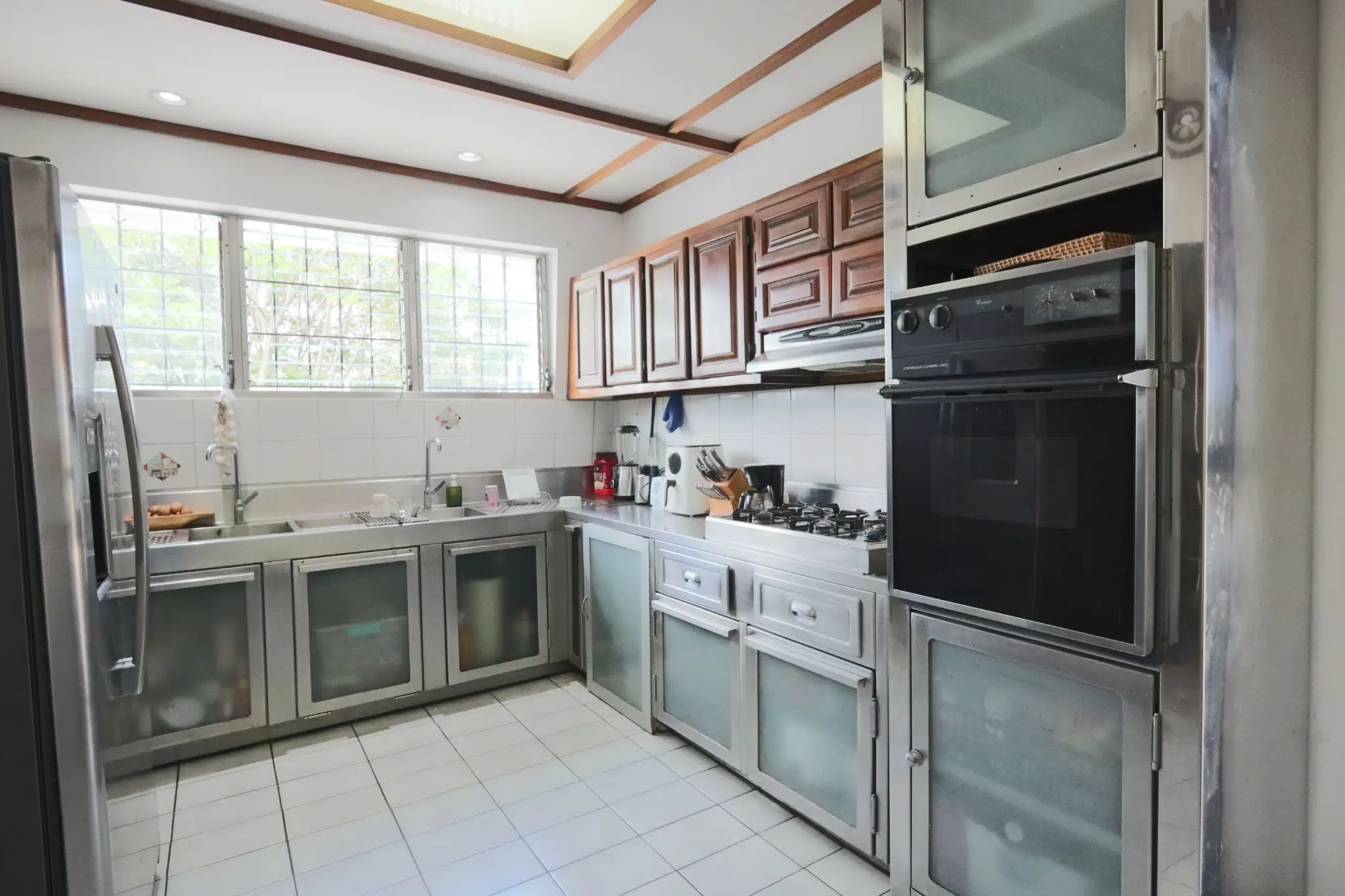 Versatile 10-Bed Commercial/Residential Rental in Prime San José Metropolitan Area - image 8